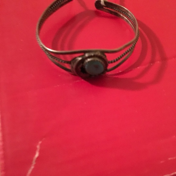 Native American petite turquoise stone bracelet - Picture 5 of 8